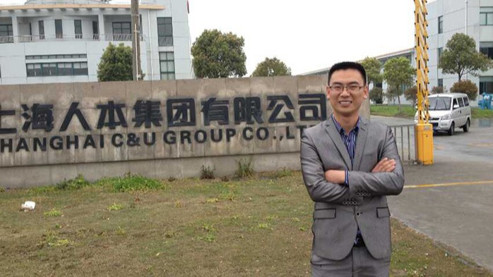 秋葵视频在线下载安装-重要客户处留影